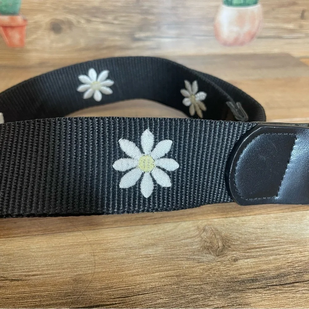 Women’s flower embroidered black belt medium boho Y2K